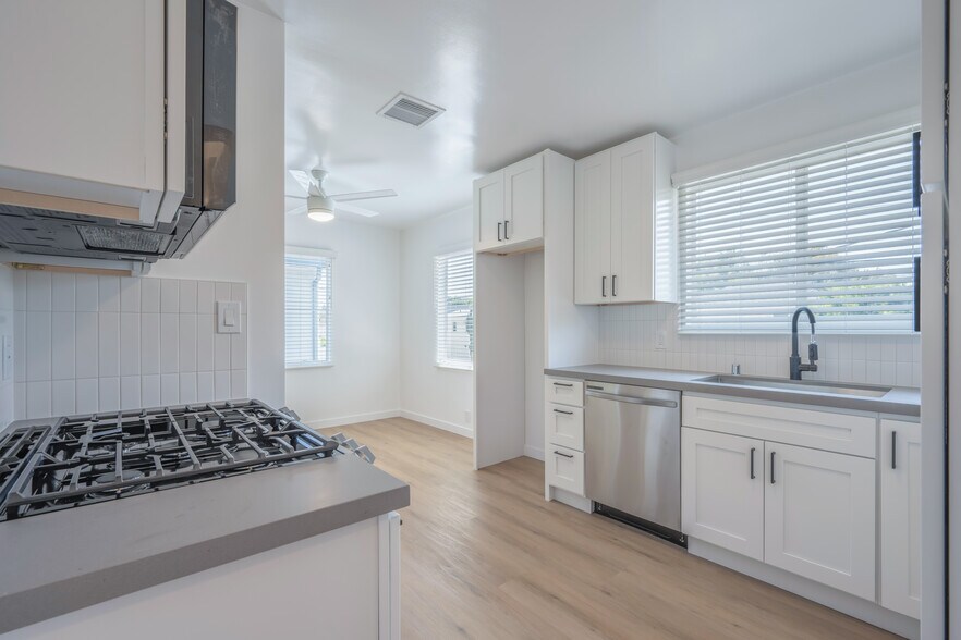 Building Photo - 3201 S Barrington Ave