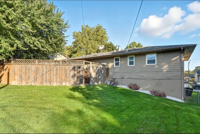 Building Photo - 11021 Spring St