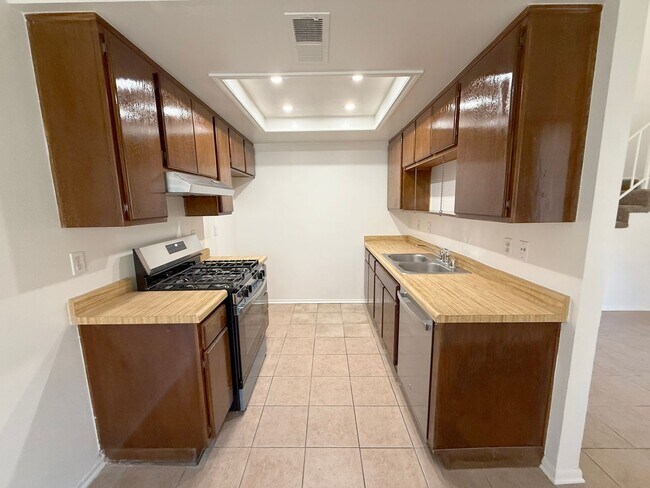Building Photo - 2.5 Bed + 1.5 Bath + 2 Car Garage + Centra...