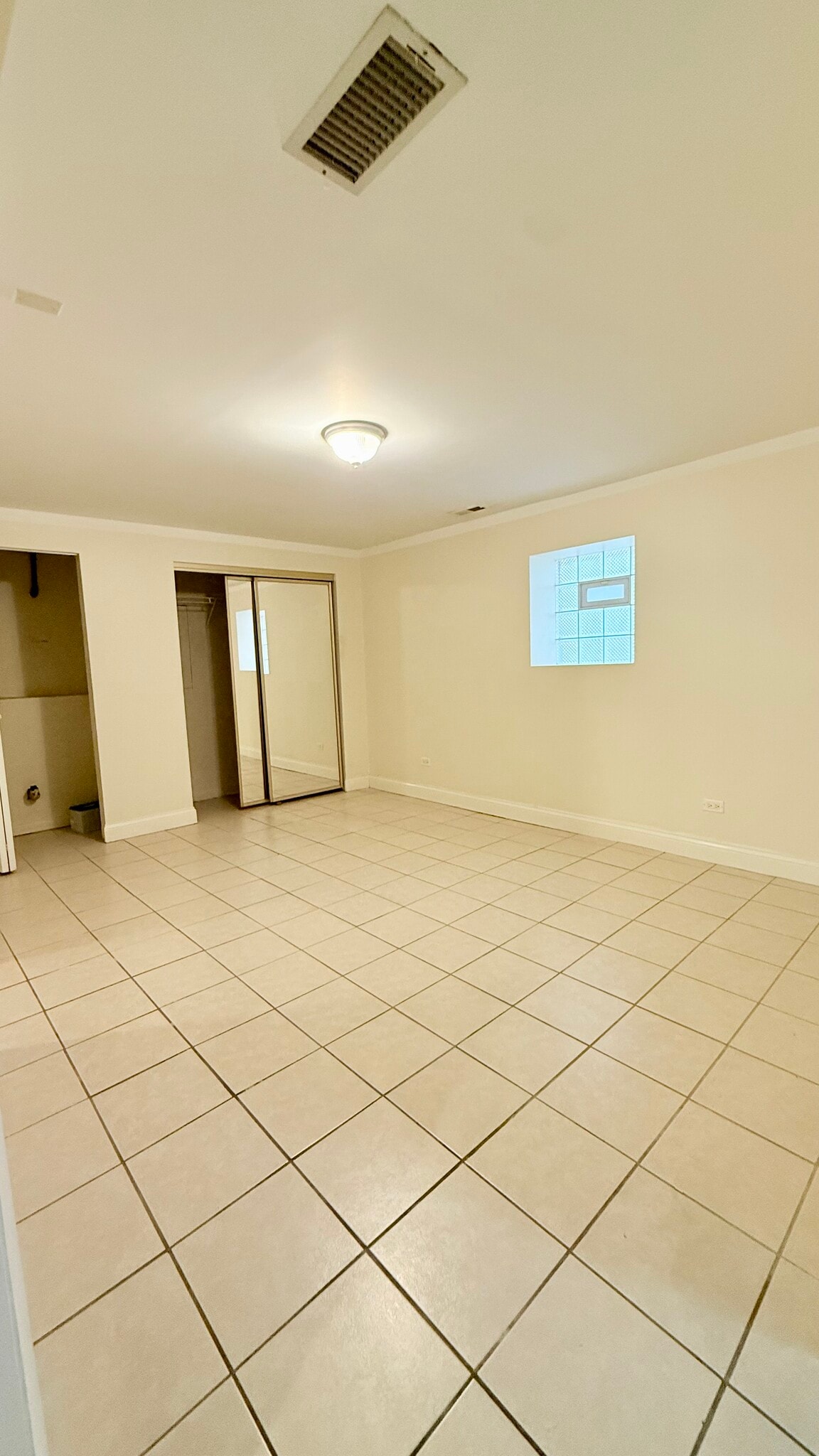 Building Photo - 5843 W Warwick Ave