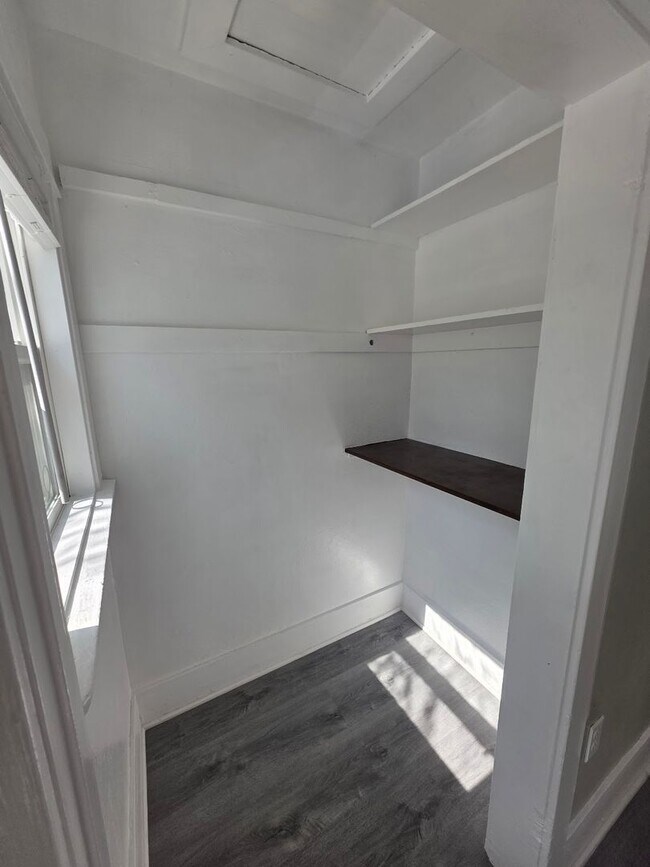 Building Photo - UPGRADED AND FRESH UPPER 1BD/1BA DOWNTOWN ...