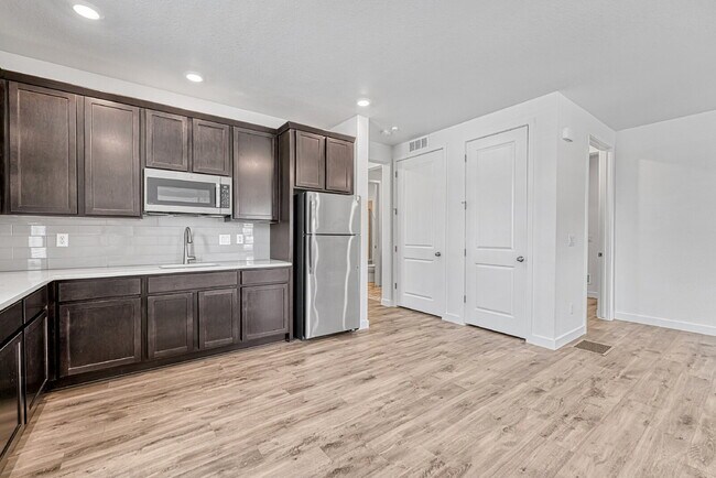 Building Photo - $4,450.00, 5 bed, 4.5-bath located in Broo...