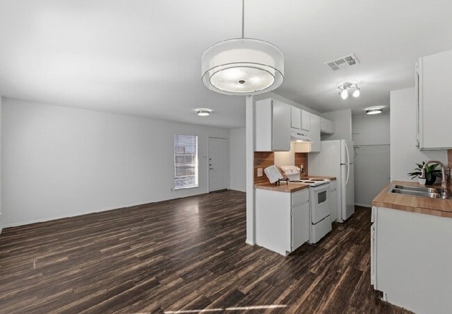 Building Photo - 2/1 Duplex in South Austin!