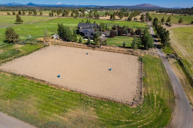 Building Photo - Stunning Tumalo Estate-6 Bed - 7.5 Bath ov...