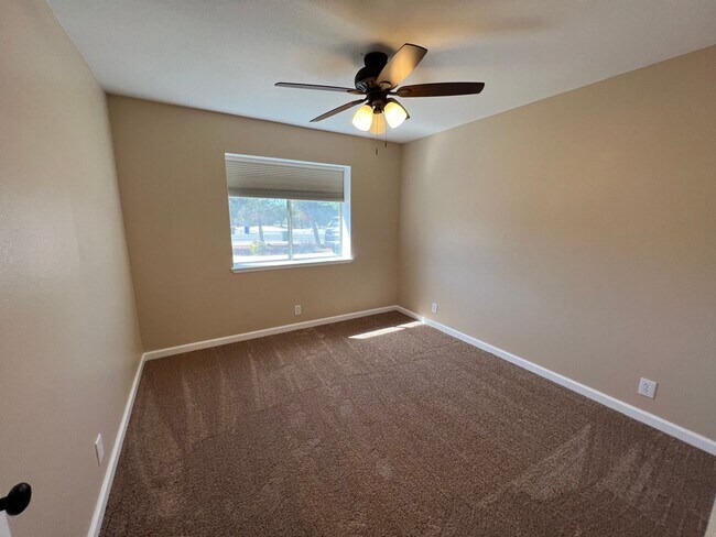 Building Photo - Apple Valley Desert Knolls