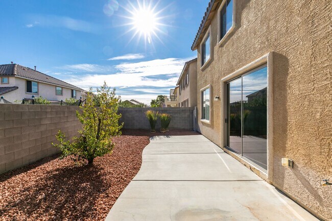 Building Photo - 3 bedroom + Den! Ready for immediate move ...