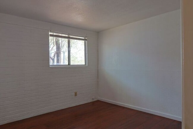 Building Photo - 618 N Medford Dr