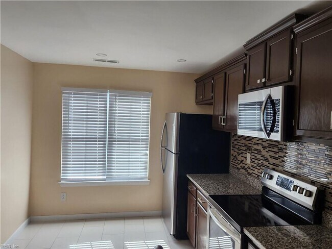 Building Photo - Newly Renovated Condo in Salem