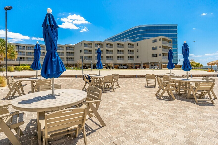 Building Photo - 2502 N Rocky Point Dr