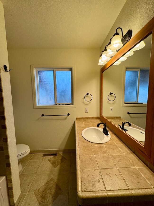 Building Photo - Adorable Home in SW Redmond with Huge Back...