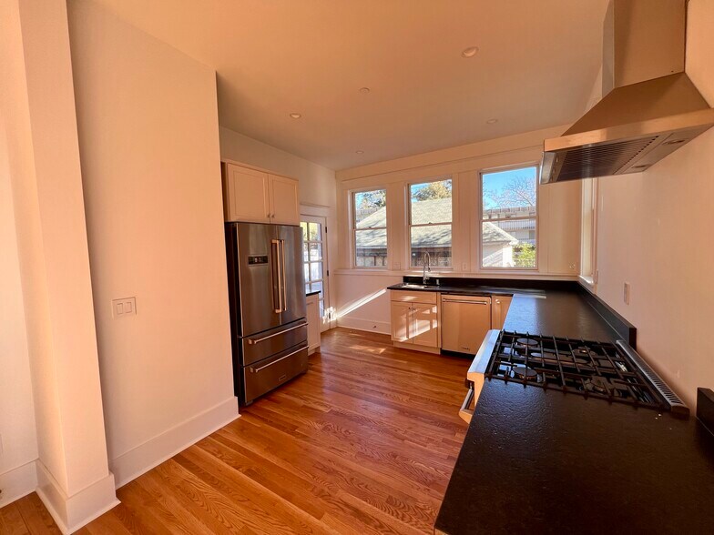 Primary Photo - 2222 W 2nd Ave