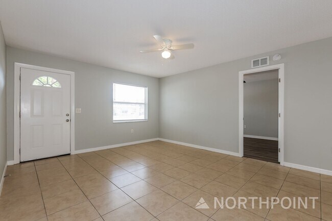 Building Photo - 4 BR/2BA | Newly Renovated Single Family Home |  Fenced backyard!