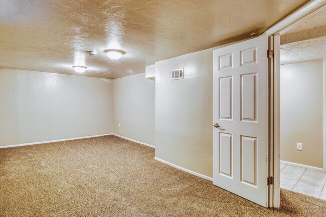 Building Photo - Charming 3-Bed, 1.5-Bath Home with Garage & Modern Comforts - Available NOW!