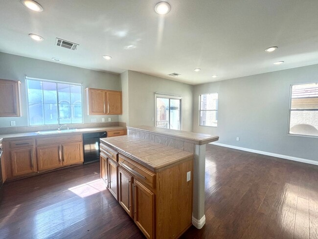 Building Photo - **$800 OFF MOVE IN BY 11/14/25**Spacious T...