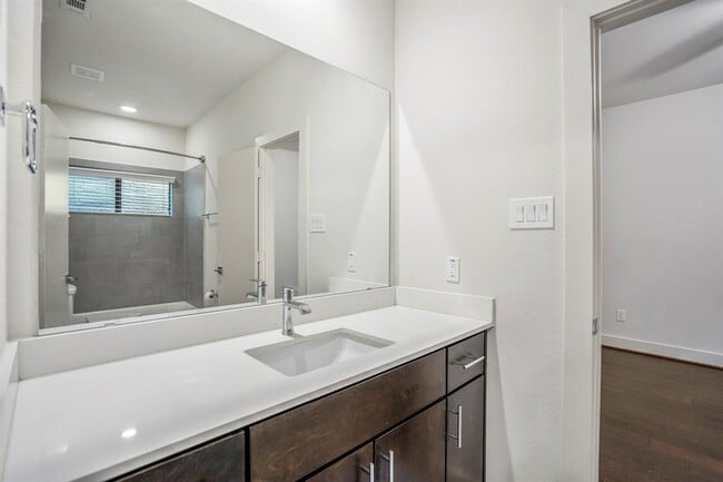 Building Photo - 3208 N MacGregor Way