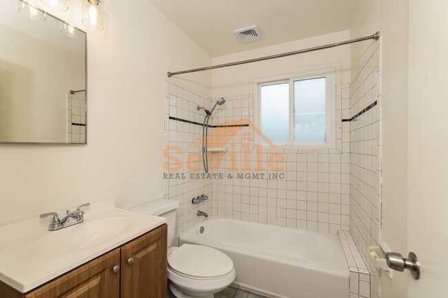Building Photo - Single story 3BR/1BA home in convenient South Berkeley neighborhood.