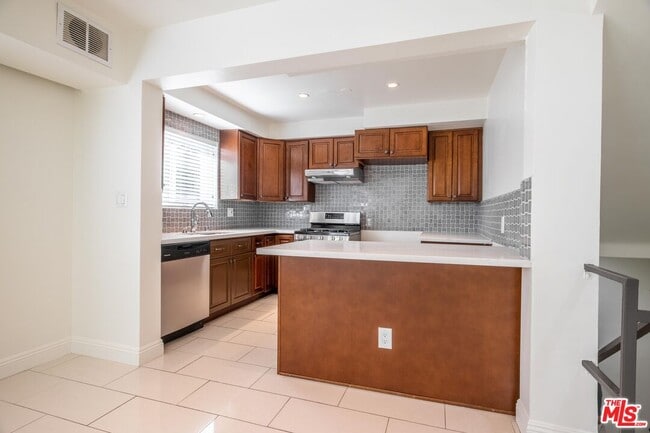 Building Photo - 148 S Reeves Dr