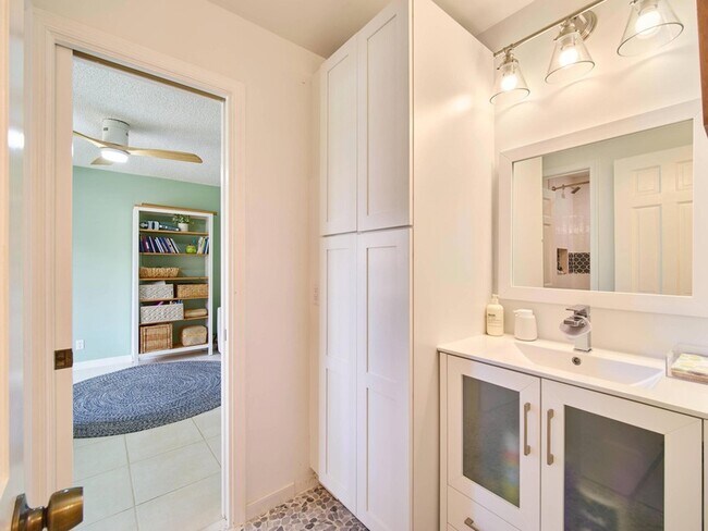 Building Photo - 2281 SW Starling Dr