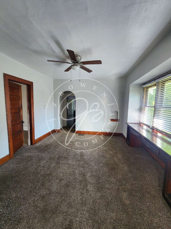 Building Photo - Large 3 bed with over 1600 sq. ft!