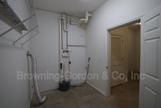 Building Photo - 3400 Love Cir