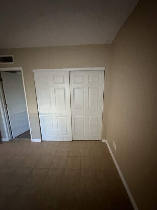 Building Photo - Townhome in non-age restricted area of Green Valley