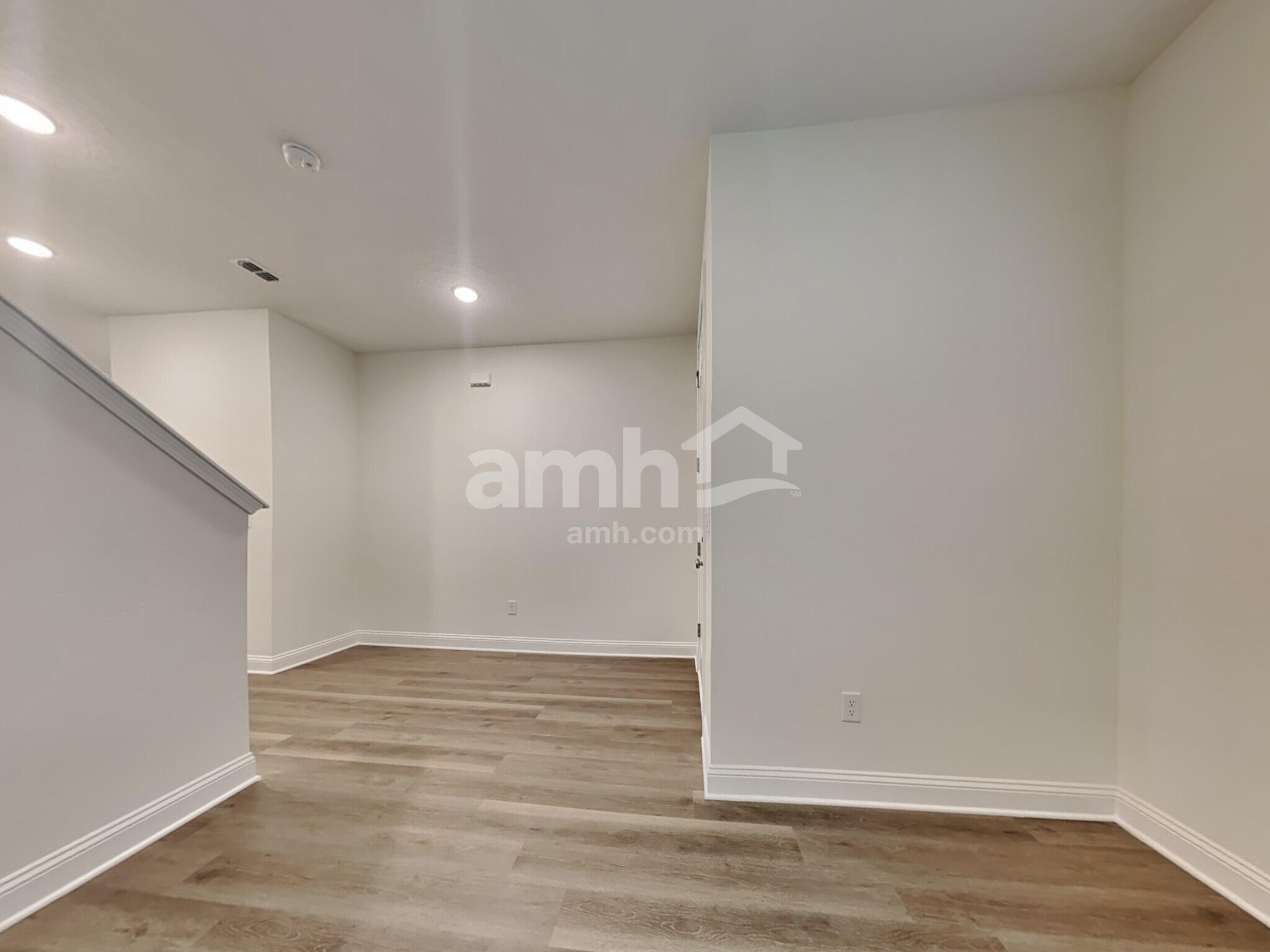 Building Photo - 11626 Hillside Dr
