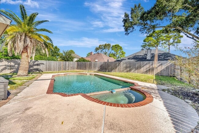 Building Photo - 15131 Cranbourne Dr