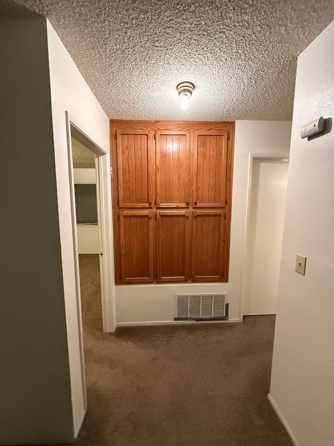 Building Photo - 2 BEDROOM 1 BATH - UPSTAIRS UNIT