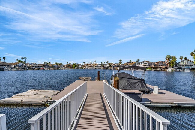 Building Photo - INCREDIBLE LOCATION... END OF CUL DE SAC WITH OVER 100 FEET ON WATER... MARVELOUS DOCK AND DECK W...