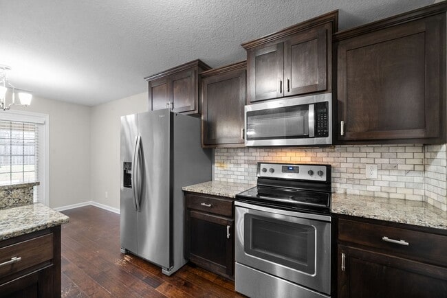 Building Photo - Pet Friendly Three Bedroom in Rossview!