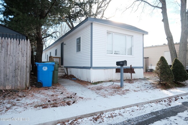 Building Photo - 335 Adams St