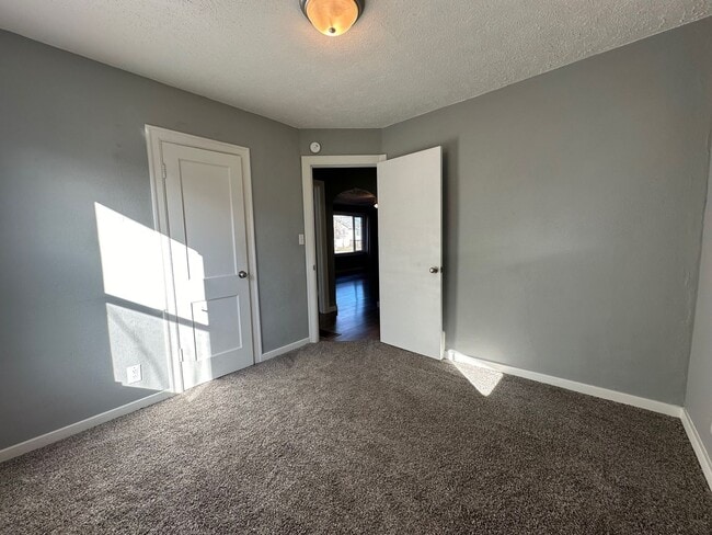 Building Photo - Dont Miss this 3 Bedroom 2 Bath Shadle Rancher