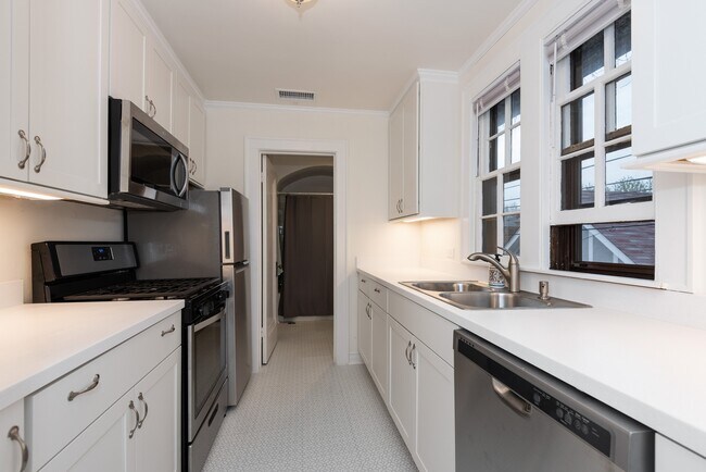 Building Photo - 618 1/2 Sheridan Rd