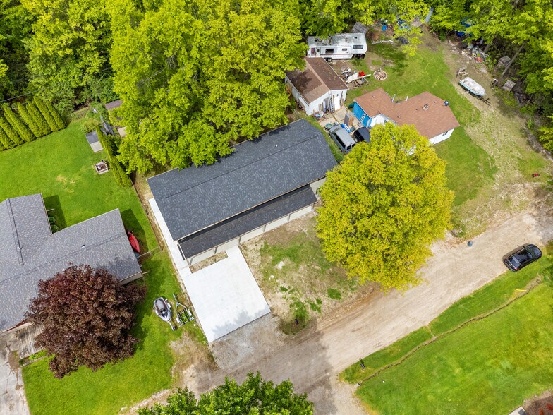 Building Photo - 7598 Lake Park Rd