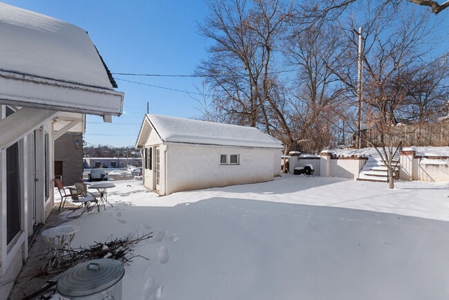 Building Photo - "Charming Brentwood house 2 bedrooms 1 Bathoom, Prime Location!"