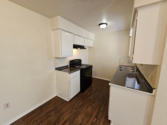 Building Photo - 3125 Tudor Ln