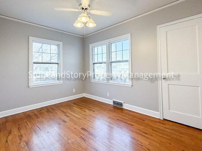 Building Photo - Large 2 story home in Oakland with large garage