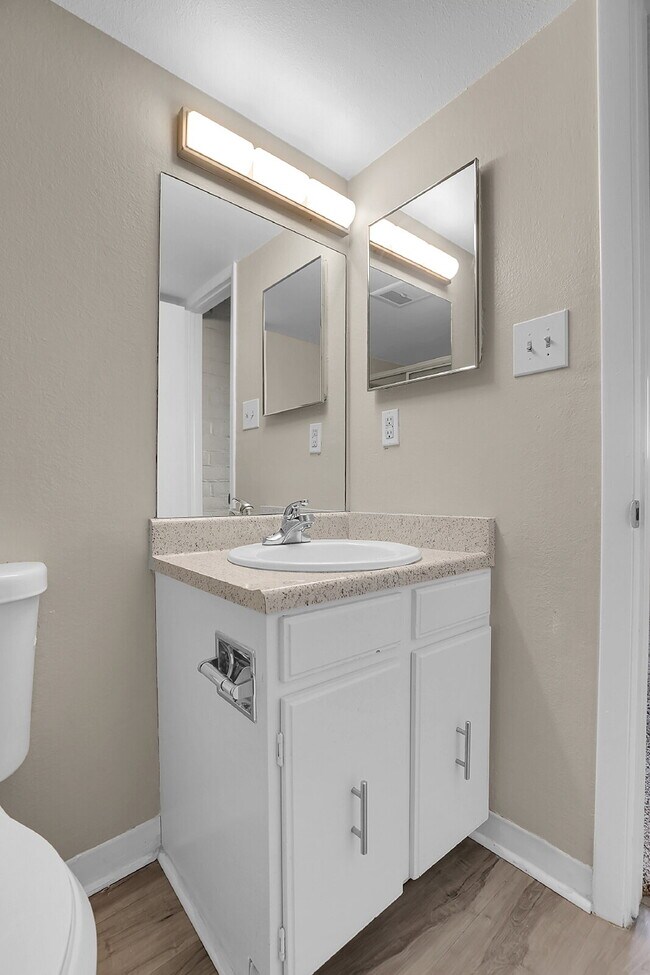 Building Photo - $1,650.00 - HALF OFF First Month's Rent - 3 Bedrooms, 2 Bathrooms, Condo in Lakewood with Onsite ...