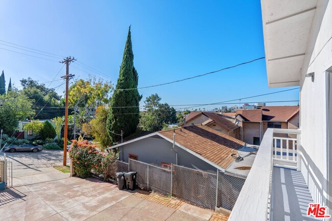 Building Photo - 4006 1/2 Sunset Dr