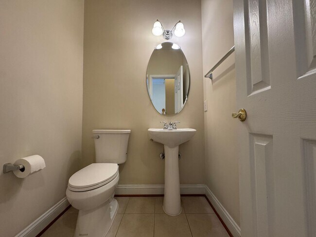 Building Photo - Gorgeous 4 Bed 3 Bath End Unit Brick Townh...
