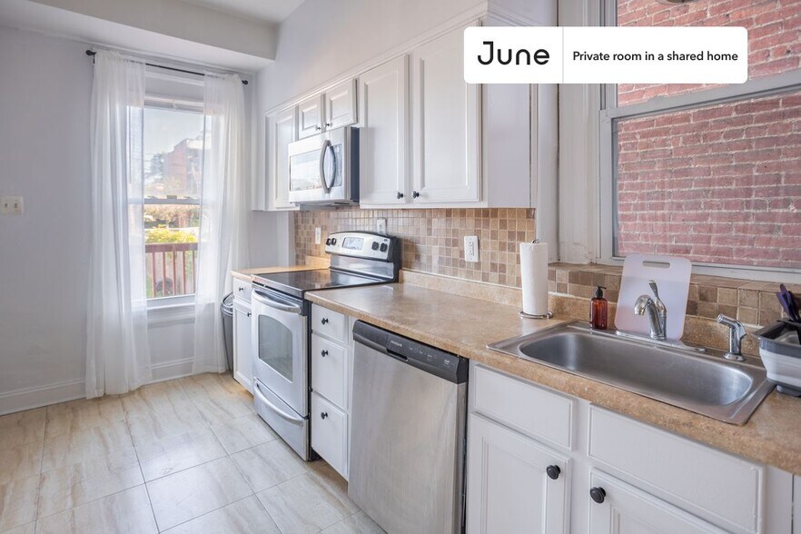 Building Photo - Private bedroom in 3 bed/2.5 bath Home