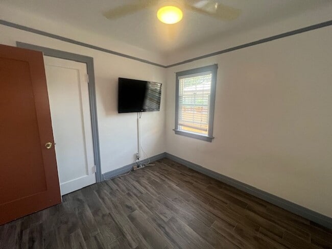 Building Photo - Charming 3 Bedroom 2 Bathroom, Long Beach Home for Lease!