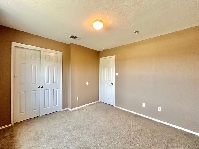 Building Photo - Nice 3BR/2.5BA Two-Story Home with 3-Car G...