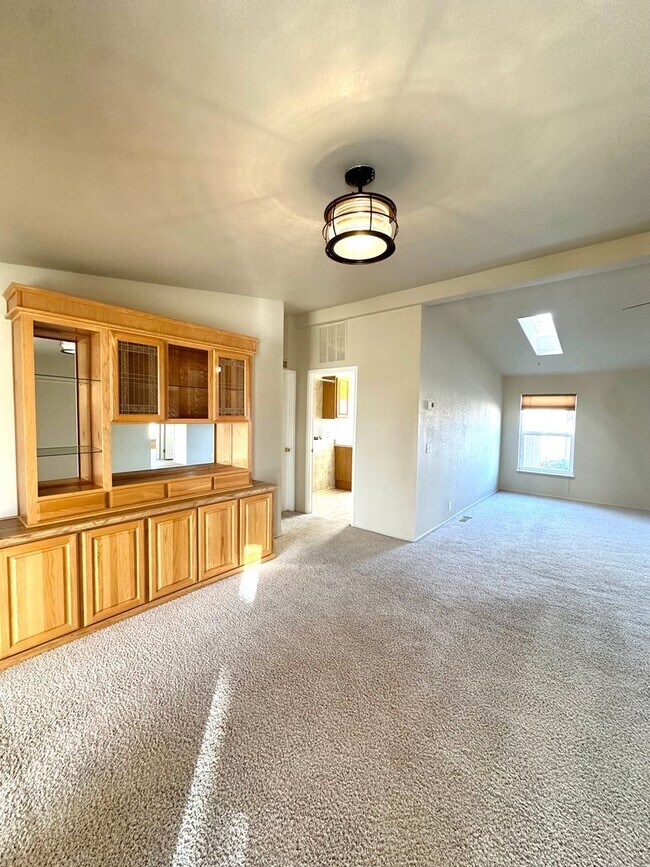 Building Photo - Light & bright single level home in NE Bend!