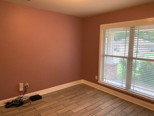 Building Photo - COMING SOON 8/8/25-BEAUTIFUL 4/2 BRICK HOM...