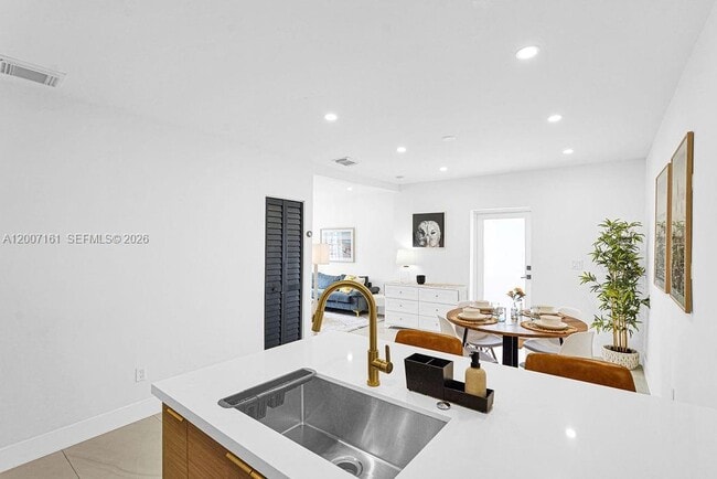 Building Photo - 570 NW 48th St