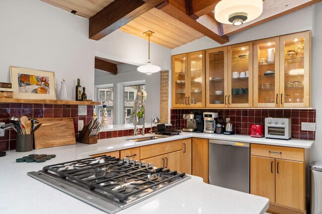 Building Photo - 2720 N Fillmore St