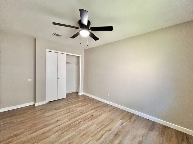 Building Photo - 3/BR 2/BA Home with Natural Light, Big Bac...