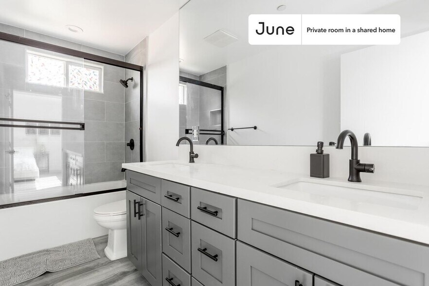 Building Photo - Private bedroom in 4 bed/3 bath Home