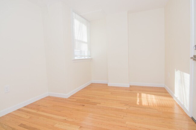 Building Photo - 1805 Beacon St
